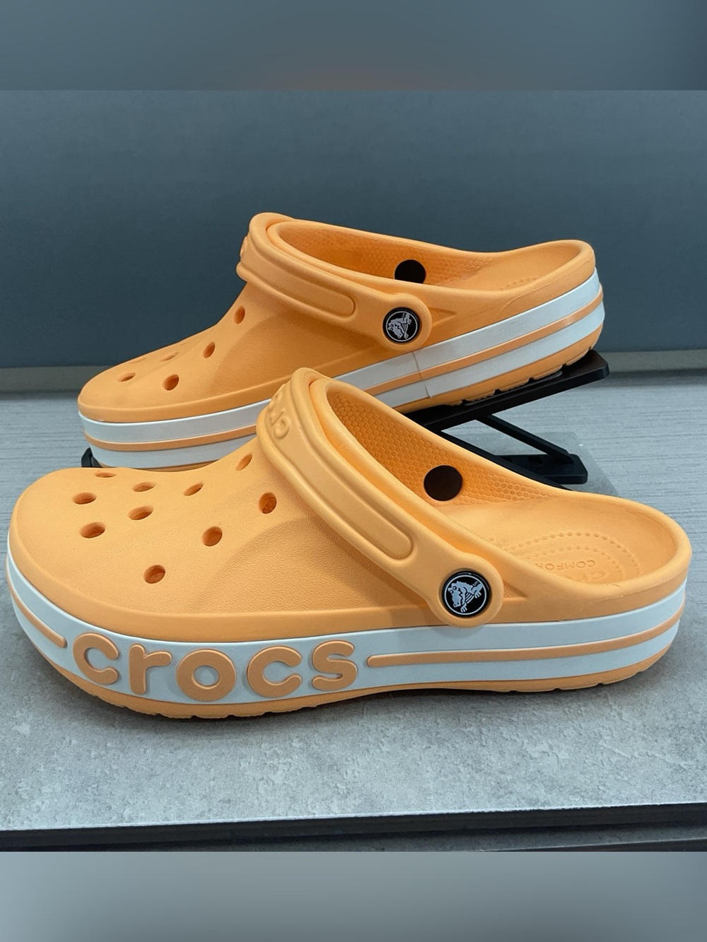 CROCS Bayaband Clog in Orange with White Stripe Men’s 6 Women’s 8